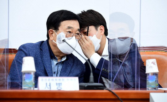 지난 8월5일 서울 여의도 국회에서 열린 국민의힘 제20대 대통령선거 경선 예비후보 전체회의에서 이준석(오른쪽) 당대표와 서병수(왼쪽) 경선준비위원회 위원장이 대화하고 있다. '서병수 경준위'에서 경선 1차 컷오프를 100% 국민여론조사와 함께 '역선택 방지 조항 배제'를 결정한 뒤로 일부 대선주자들의 반발과 월권 시비가 이어지고 있다.연합뉴스